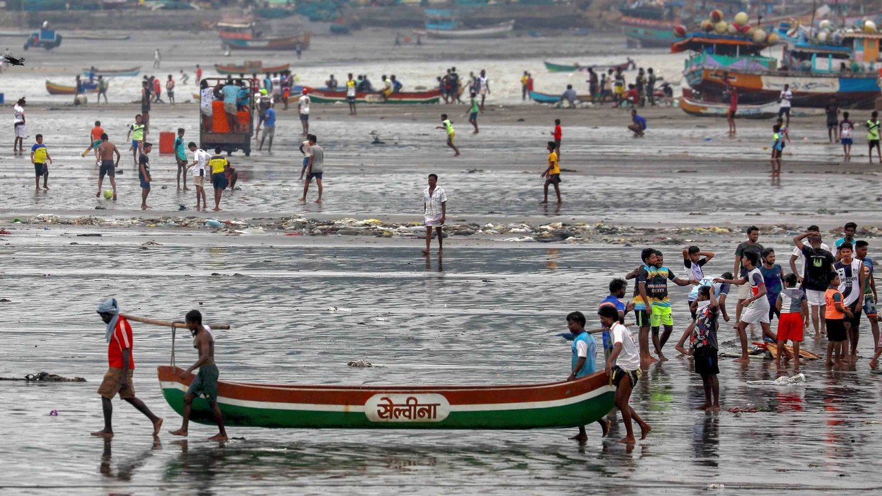 Mumbai: Locals take walk on beach amid prohibitory orders