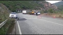 Report TV -Elbasan, fugoni i mallrave del nga rruga përfundon në përrua, plagoset drejtuesi