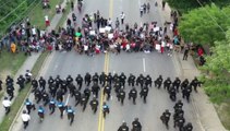 La policía de EEUU deja atónitos a los manifestantes cuando 60 agentes se arrodillan en homenaje a Floyd