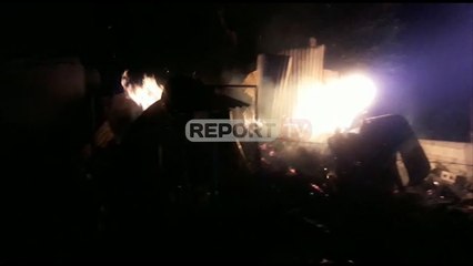 Report TV - Zjarr në magazinë në Patos! Shpërthen 'Benz'-i nga flakët, digjen pulat