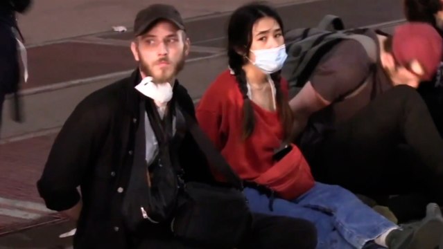 Manifestantes desafían los toques de queda y vuelven a protestar