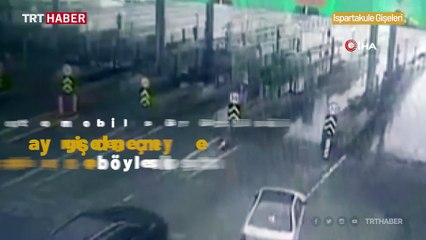 İnatçı sürücüler gişede sıkıştı: Kaza anı kamerada