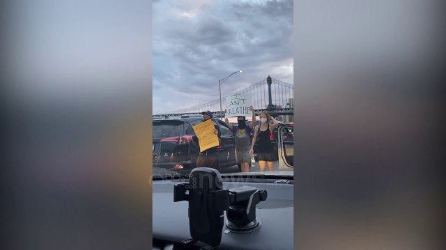 Ora News-Protestuesit mësyjnë rrugët e New York-ut, përplasje me policinë dhe arrestime të shumta