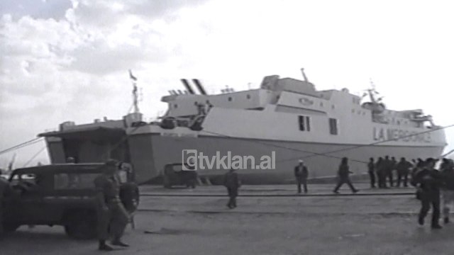 Anija luftarake franceze në Durrës - (14 Maj 2000)