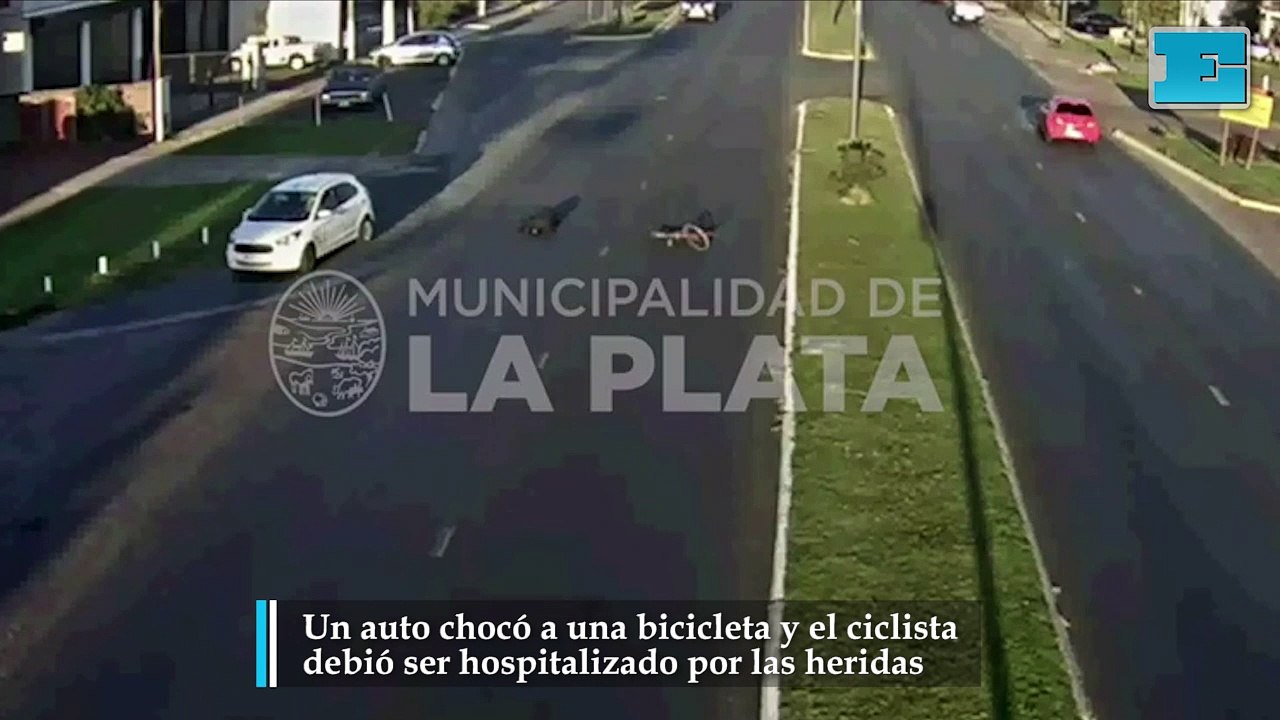 Auto choco una bicicleta