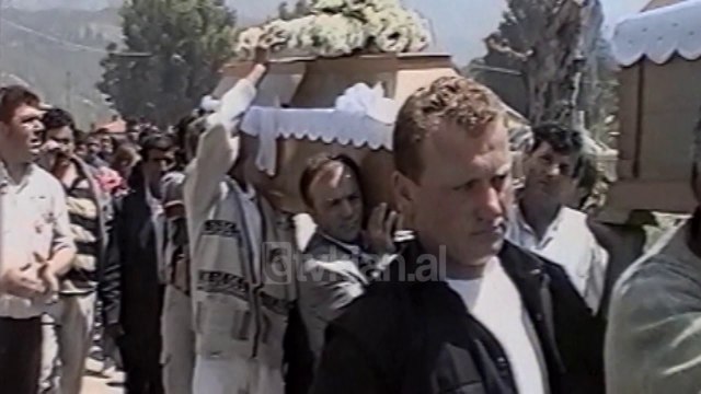 Kthehen nga Greqia trupat e pajete te emigranteve (13 Maj 2000)