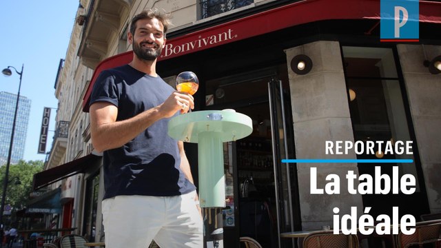 Terrasses à Paris : cet objet transforme les poteaux en table de bistrot