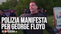 George Floyd, sceriffo toglie il casco e manifesta insieme alla folla 