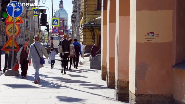 В Санкт-Петербурге на домах появились фигурки врачей-супергероев