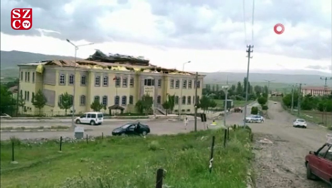 Kuvvetli rüzgar adalet sarayının çatısını böyle uçurdu