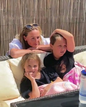 La vidéo qui va vous faire pleurer: Elle retrouve ses filles après neuf semaines de séparation liées au Covid-19 - Regardez