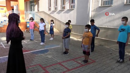 Vefalı öğretmen öğrencilerini unutmadı