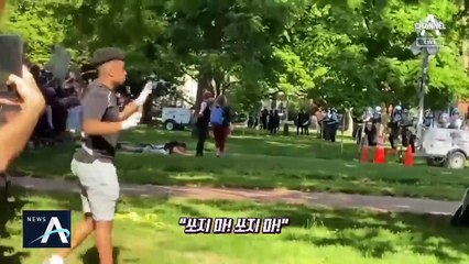 흑인소년 방패 역할한 백인소녀…무릎 꿇는 경찰들