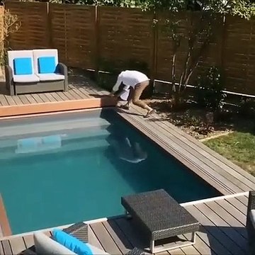 Apenas uma piscina com uma coberta fora de série