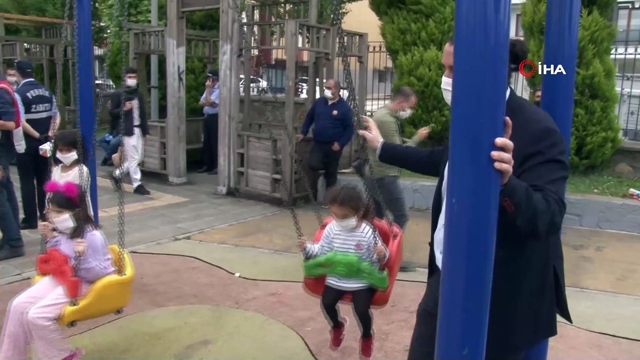 Çocuklar sokağa çıkma izinlerinde polis ve zabıta ekipleriyle futbol oynadılar, ip atladılar