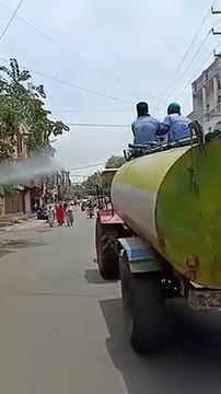 viral video : राह चलते लोगों पर सैनेटाइज का केमिकल उड़ा रहे दोनों कर्मचारी पर ​गिरी गाज