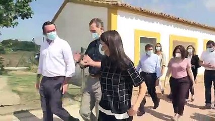 Los reyes Felipe y Letizia durante su visita a una granja
