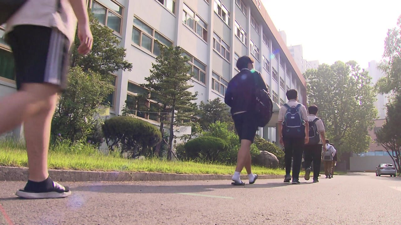 전교생 등교 첫날 중간고사도..."거리두기 감독 한계" / YTN