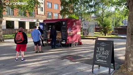 Грязные деньги: британцев просят платить банковской картой