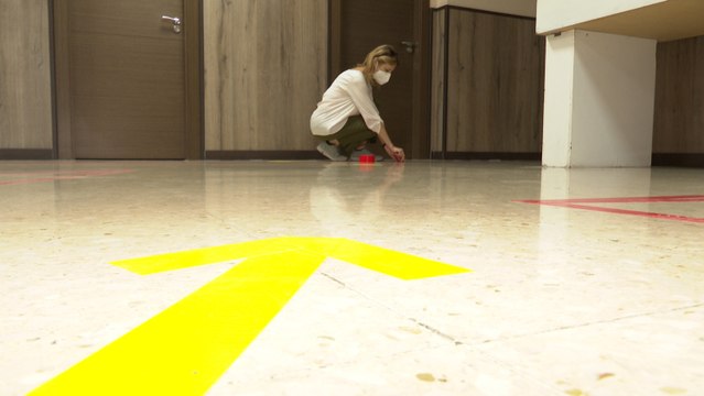 Señalización visual para mantener distancias en IES Lluís Vives