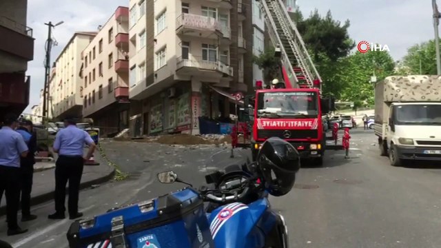 Güngören'de 5 katlı apartmanın teras duvarı yıkıldı. Olayda şans eseri ölen ya da yaralan olmadı. Olay yerine gelen zabıta ve itfaiye ekiplerinin çalışmaları sürüyor.