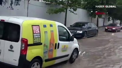 İzmir'de sağanak aniden bastırdı; yollar göle döndü