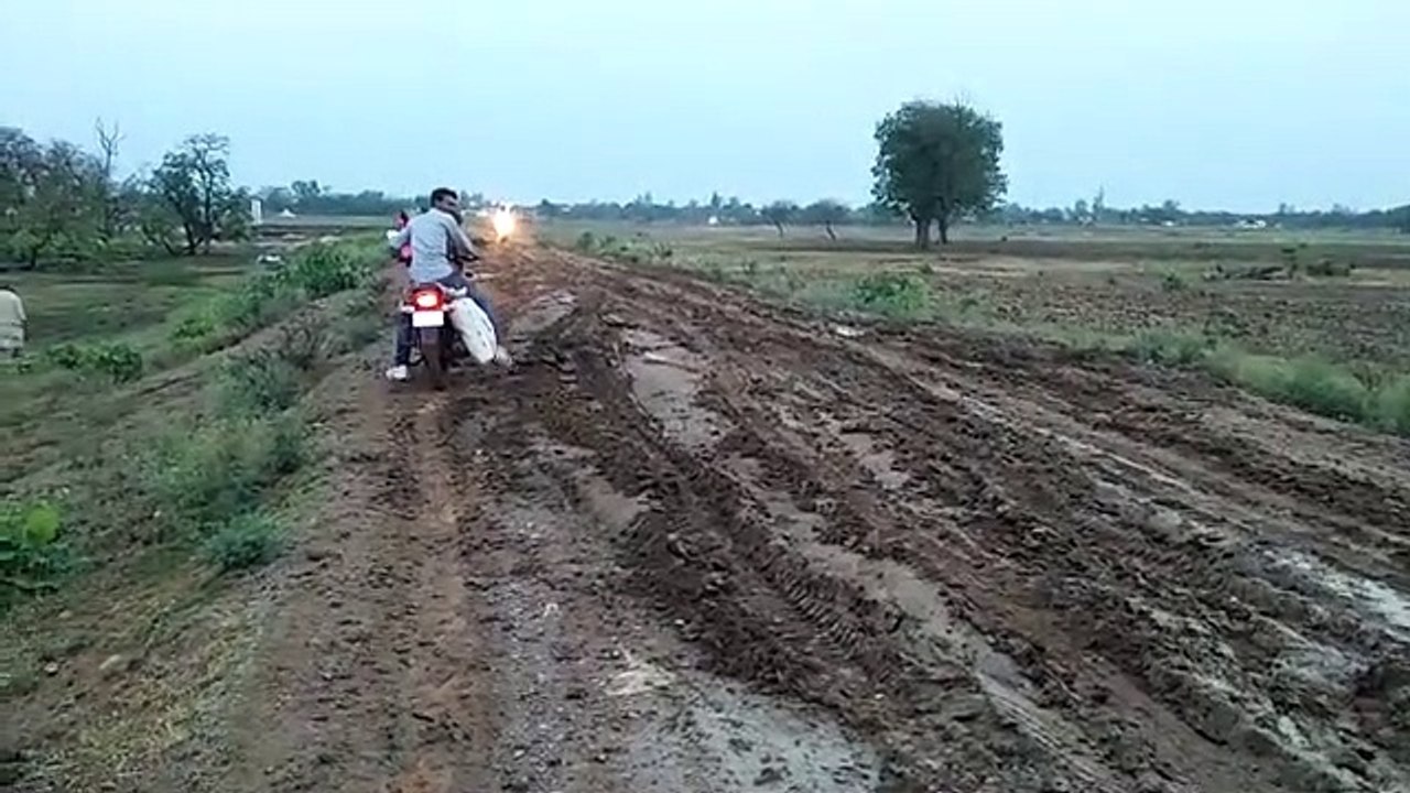 ढाई साल से बन रही सड़क, पहले ठेकेदार ने उखाड़ी...