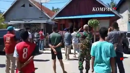 Pecatan TNI Ruslan Buton yang Minta Jokowi Mundur Lambaikan Tangan Saat Ditangkap