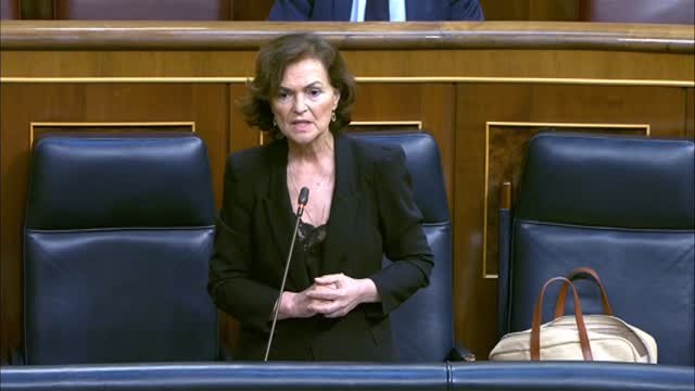 Carmen Calvo: ¿En qué anda usted, señor Casado?