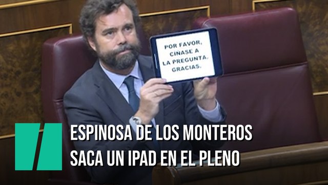 Espinosa de los Monteros saca un iPad para mandar un mensaje a María Jesús Montero