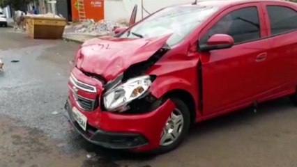 Carro para em terreno após forte colisão no Bairro Neva