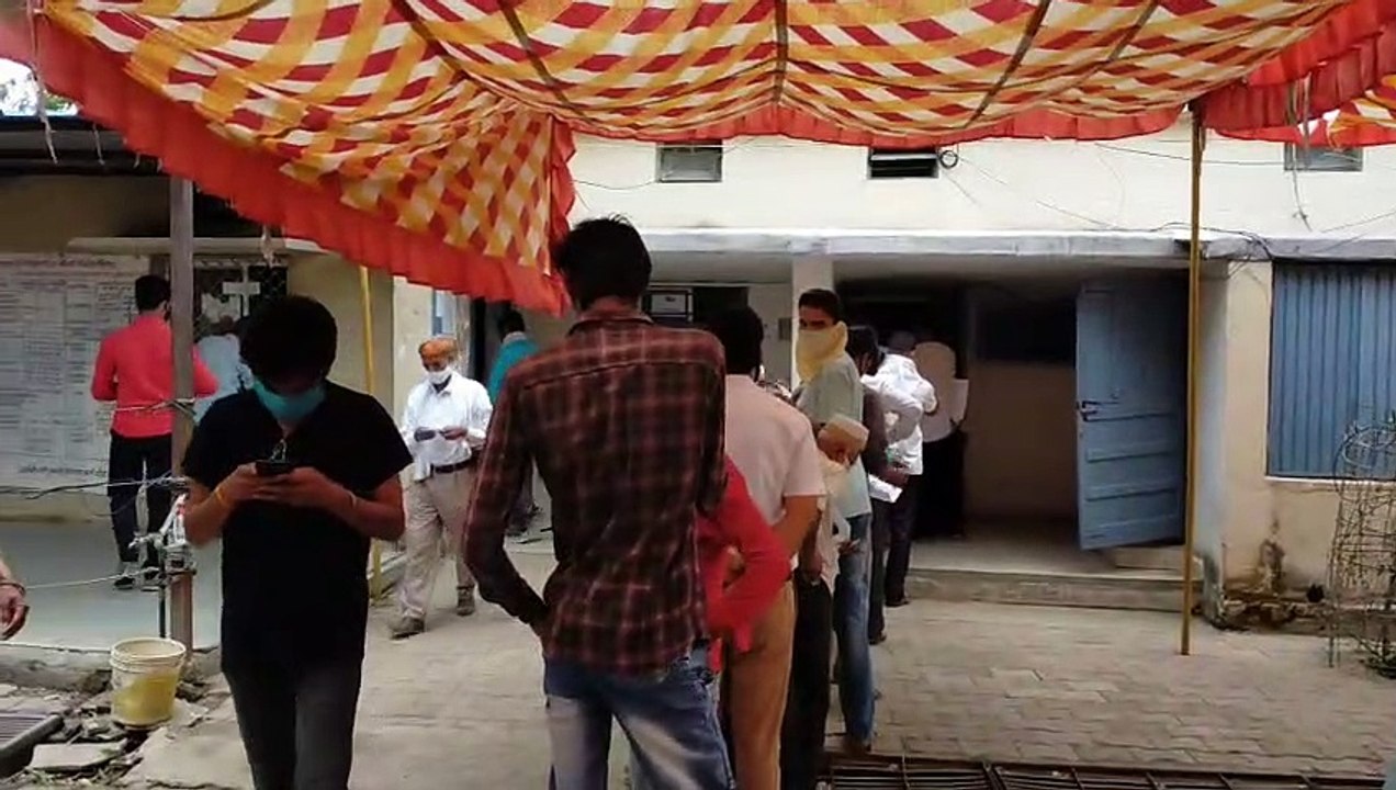 शाजापुर बिजली आफिस में उड़ी सोशल डिस्टेंसिंग की धज्जियां