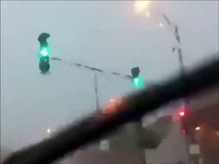 La foudre tombe sur un poteau électrique et le détruit