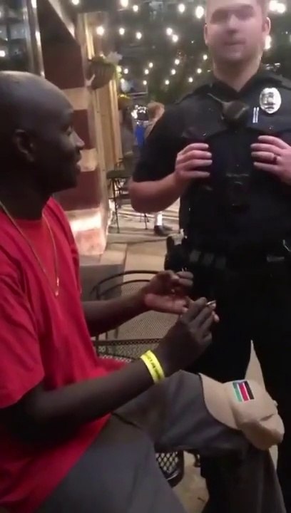 Il est Noir Américain Contrôler mais du FBI  - "The racist police didn't know the black guy was an FBI agent!!"