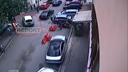 Download Video: Report TV -Video/ Momenti ku i riu mësyn me makinë derën e Drejtorisë së Policisë Elbasan