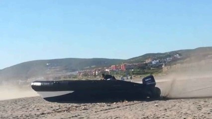 Agentes de la Guardia Civil persiguen a una 'narcolancha' en La Línea