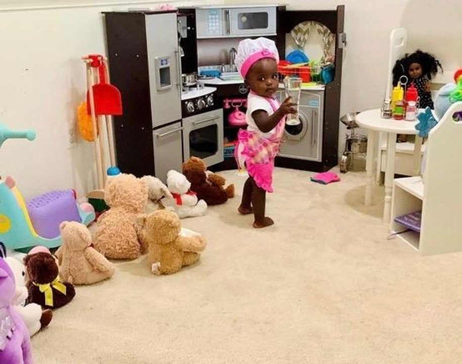 A Dad's Adorable Review Of His Daughter's Play Kitchen Draws Attention to Black-Owned Rest