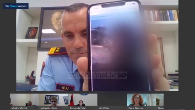 I publikoi videon me pistoletë në dorë/ Ardi Veliu paditet nga nëna e djalit të dhunuar nga policia