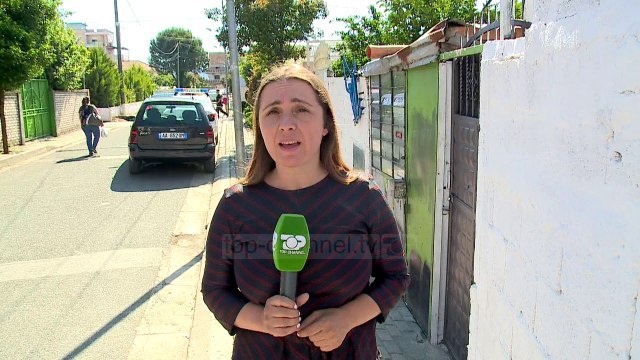 Vajzat & gruaja pas perdes/Kamëz, babai nuk i le të shkojnë në shkollë. Kundërshtoi me armë policinë