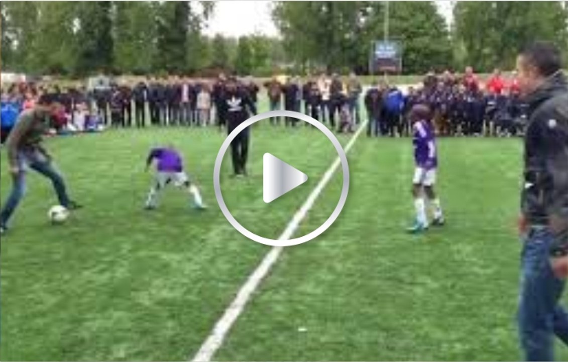 Van Persie arruinando los sueños de un niño de 6 años ¡Que poco corazón!