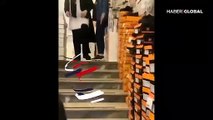 İstediği ayakkabıyı almayan annesini merdivenden itti