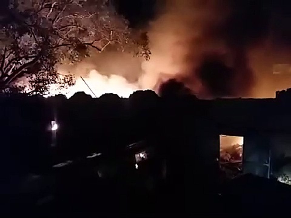 इंदौर में राजकुमार मिल के पास कॉटन गोदाम में लग...