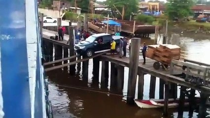 Charger un 4x4 sur un bateau... il roule sur 2 planches au dessus de l'eau !