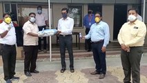 कानपुर: एक संस्था ने DM को सैनेटाइजर व मास्क भेंट किया