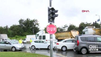 Minibüs hafriyat kamyonuna çarptı