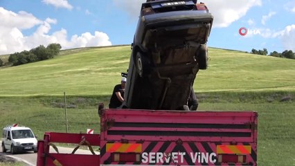 Kaygan yolda kontrolden çıkan araç dereye düştü