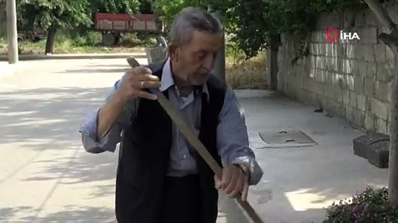 86 yaşında ama...Her gün mahallesini süpürüp çevreye örnek oluyor