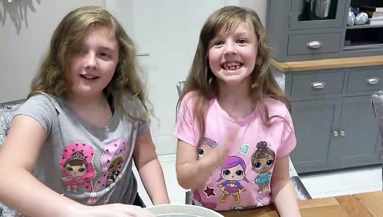 Congelado em  100 camadas de cera! Sophia e Isabella se divertiram muito! Brincando
