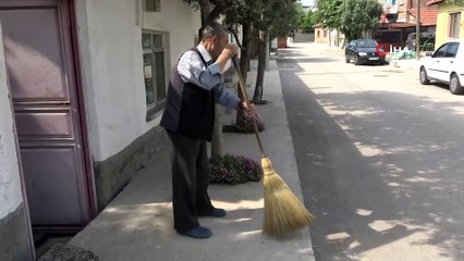 86 Yaşındaki Enver Amca, Her Gün Mahallesini Süpürüp, Çevresine Örnek Oluyor