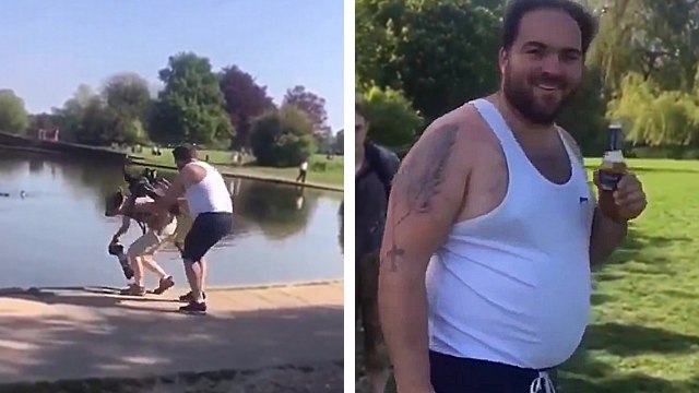 Un idiot super content de pousser un photographe dans l'eau